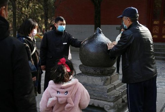 洛阳东汉塔尖被游客摸出包浆，路人祈祷祛病消灾，真的能起到这样的作用吗？