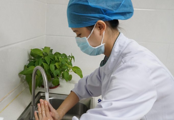 强行把喷嚏憋回去，是否会对身体有害？