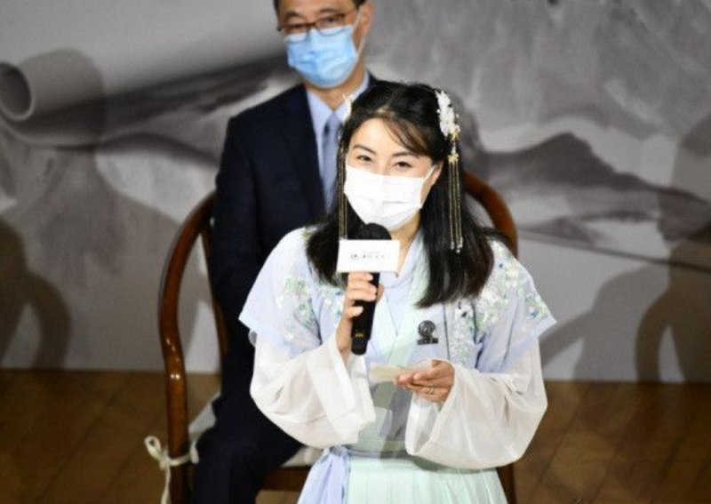 霍启刚与郭晶晶出席活动，你有被穿汉服的郭晶晶惊艳到吗？