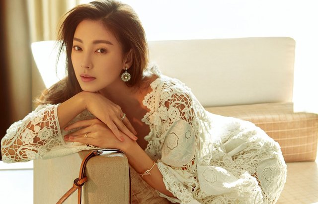 《姐姐》团综开录！海边录歌氛围活跃，七人组合张雨绮稳坐C位，你怎么看？