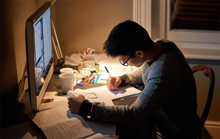 浙江小姑娘一做数学就眼睛过敏，眼睛肿到睁不开，这到底是什么原因导致的？