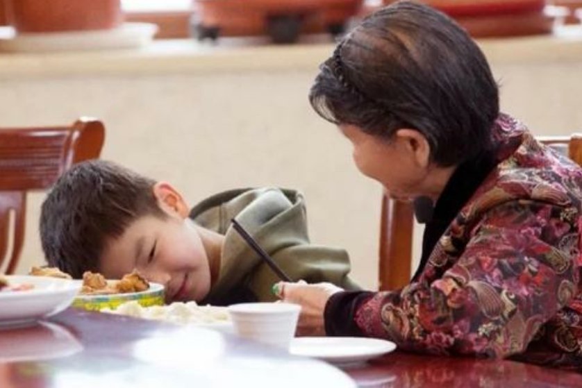 黄圣依婆婆吃脏食遭安迪嫌弃，奶奶回答的哪五个字让网友觉得非土豪真贵族？