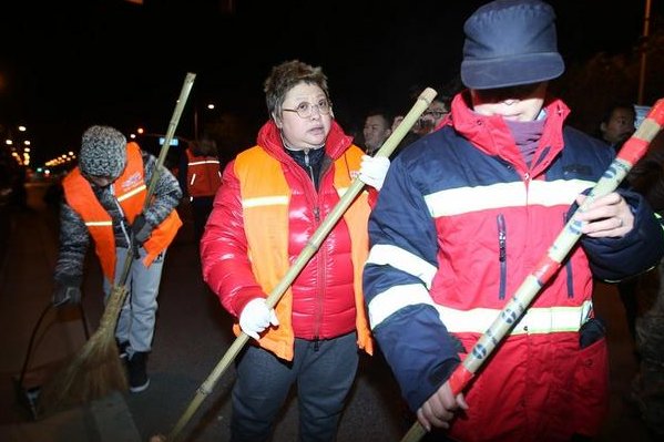 韩红凌晨四点扫大街做公益，韩红是许多明星的榜样吗？