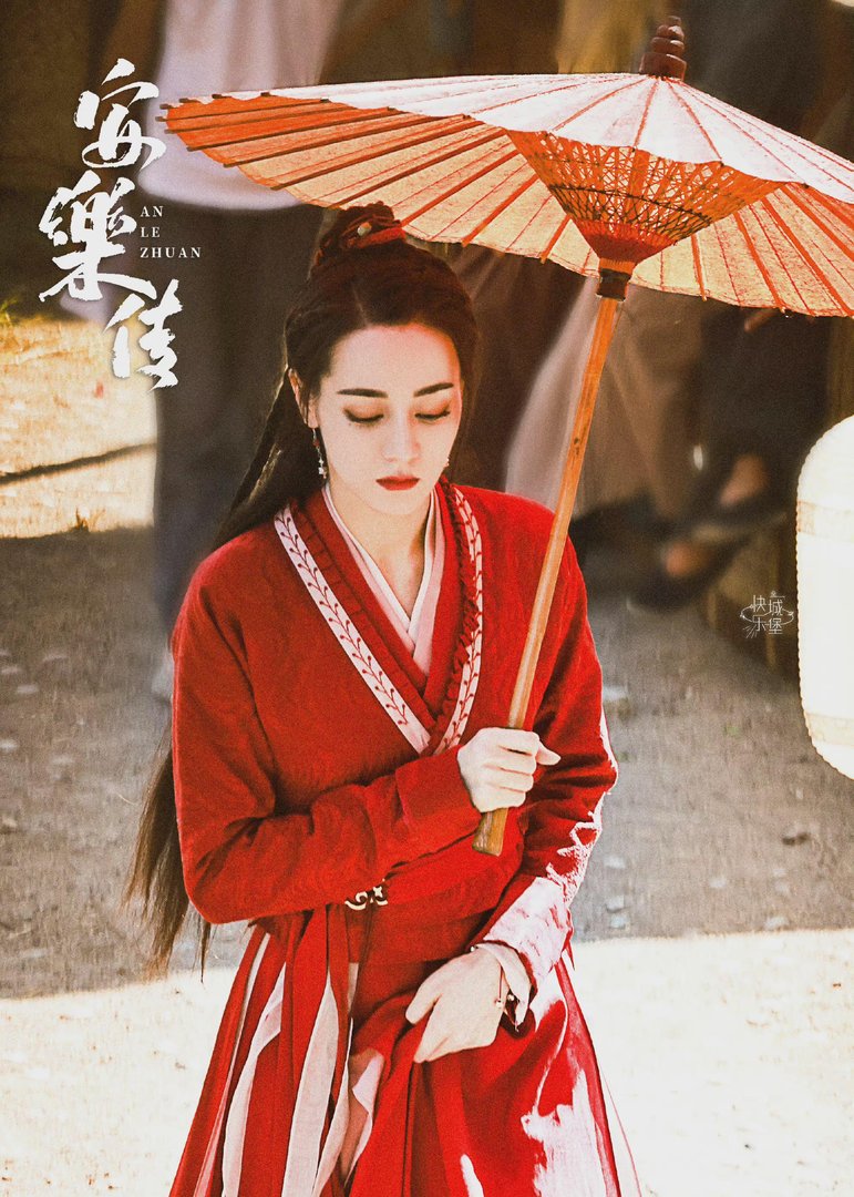 迪丽热巴晒夏日裙装plog，她最近有什么待播的新剧吗？