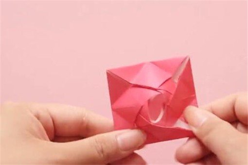 怎么用一张纸折玫瑰花?