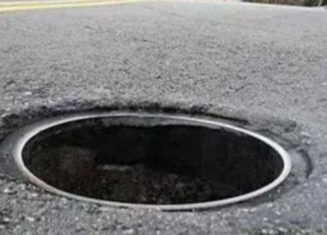 央网评男孩掉下水道失联：“窨井吃人”顽疾必须治，此事的关键问题是什么？