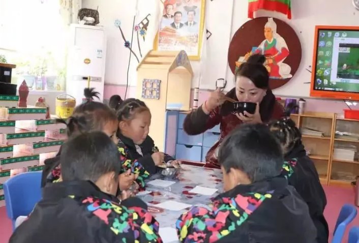 幼儿园男孩暖心守护瞌睡女孩，如何培养这种暖心的孩子？