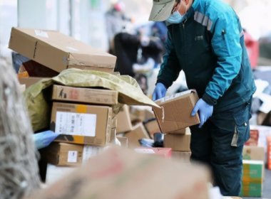 重庆一老人在取快递搬运上楼的过程中猝死,快递公司需要承担什么责任?