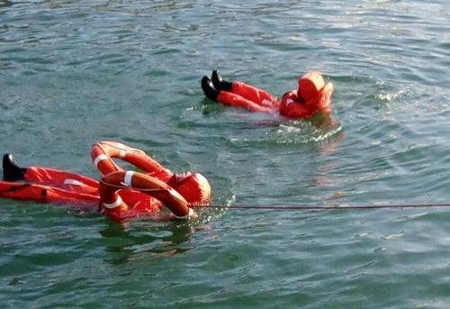 河北一轿车落水,车主等待救援不忘做生意,你怎么看待这种淡定精神?