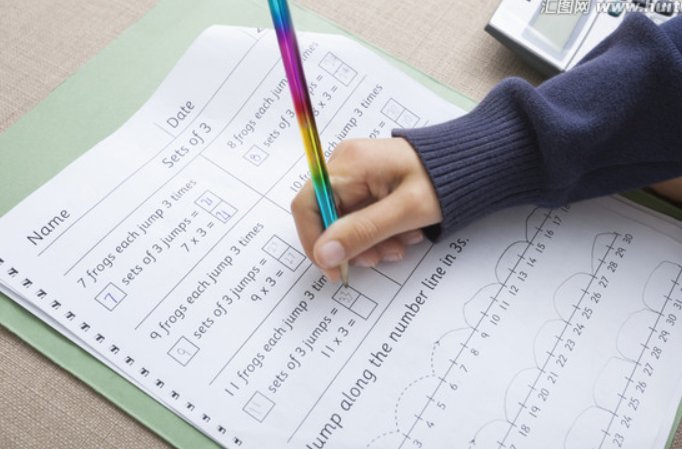 浙江小姑娘一做数学就眼睛过敏，眼睛肿到睁不开，这到底是什么原因导致的？