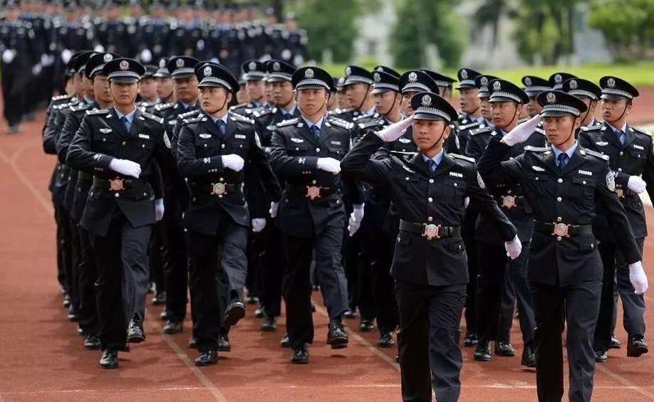 明天是警察节我老公是警察做为老婆我给老公的祝福语怎么写？