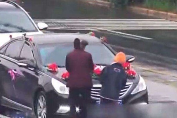 河南大爷大妈们国庆组团拦婚车,这背后是有组织吗?