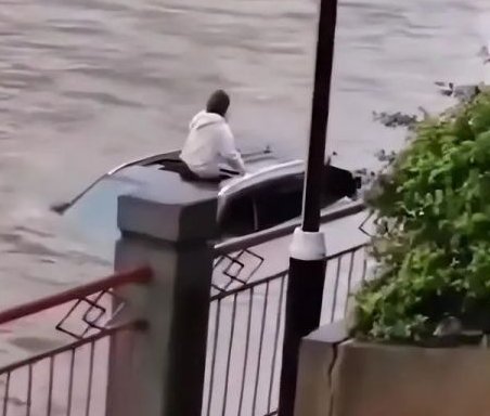 云南昆明一女子驾车坠河不幸身亡，导致坠河事故的原因是什么？