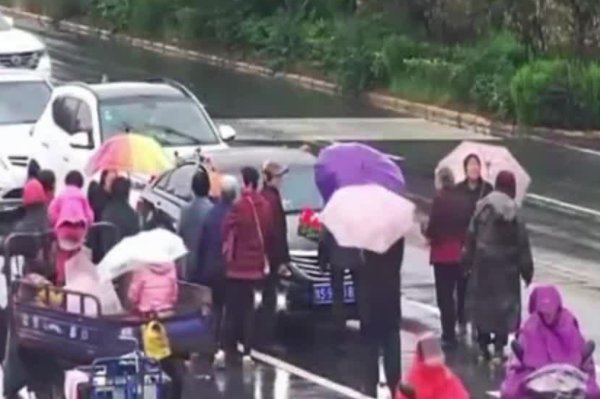 河南大爷大妈们国庆组团拦婚车,这背后是有组织吗?