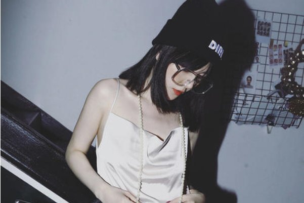 杭州女子穿吊带上衣被拦，是女性穿着太暴露的错还是地铁太严格？