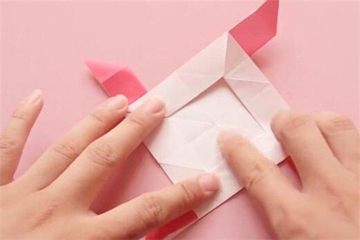 怎么用一张纸折玫瑰花?