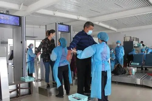 江苏一对夫妻拒不出示健康码还殴打防疫人员，他们将受到怎样的惩罚？