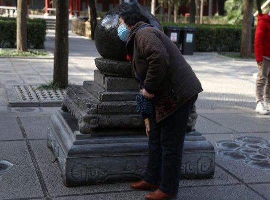 洛阳东汉塔尖被游客摸出包浆，路人祈祷祛病消灾，真的能起到这样的作用吗？