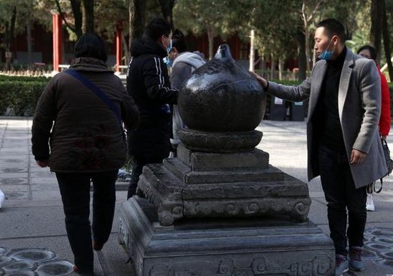 洛阳东汉塔尖被游客摸出包浆，路人祈祷祛病消灾，真的能起到这样的作用吗？