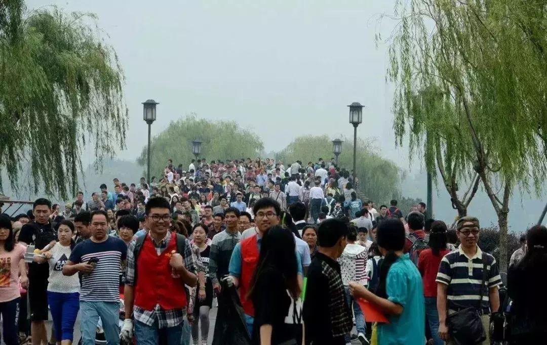 西湖断桥五一假期变人桥，人多的地方需要注意些什么？
