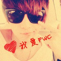 请各位帮忙设计个带字的QQ头像,情侣的,好的加分.