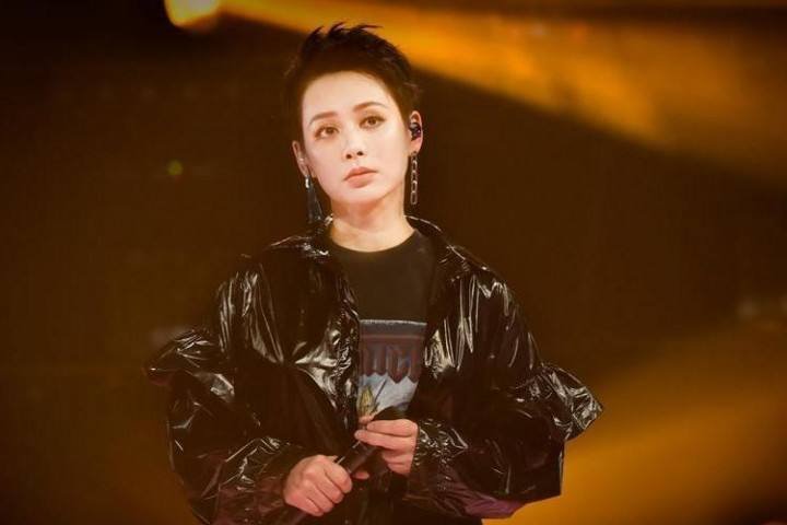 宁静摸粉丝丝袜,自己又不是不能穿,为啥摸人家的?