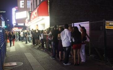 为什么美国有的酒吧门口要排队？