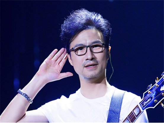 汪峰深夜现身酒吧,送美女回家却不见章子怡,情史丰富的他不怕老婆吃醋吗？