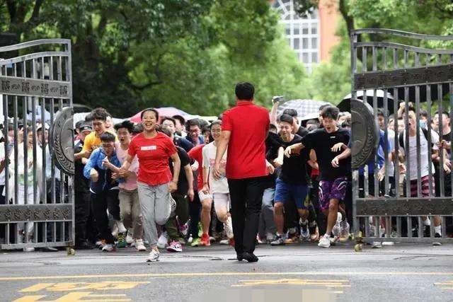 一字马女孩是以怎样的成绩考上中国美学院的呢？