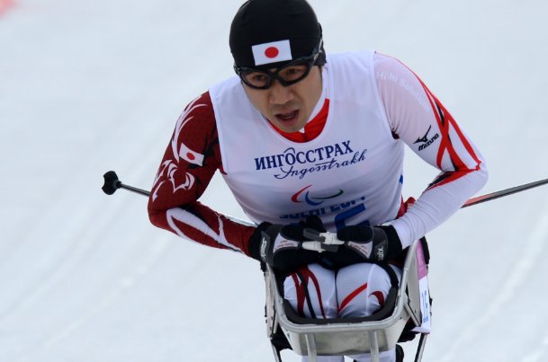 边静残奥会夺冠后帮对手推轮椅，这样的赛场友谊有让你感动吗？