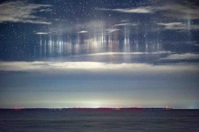 沈阳天空出现巨型光柱,这一现象是如何形成的?