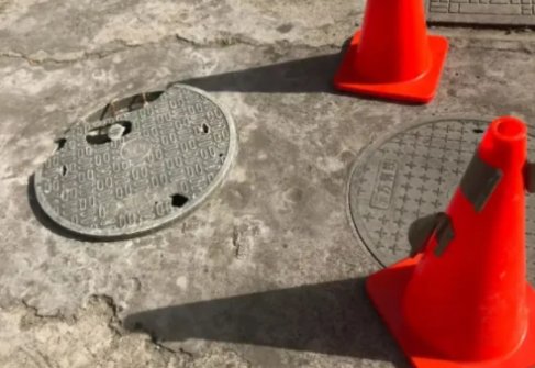 央网评男孩掉下水道失联：“窨井吃人”顽疾必须治，此事的关键问题是什么？