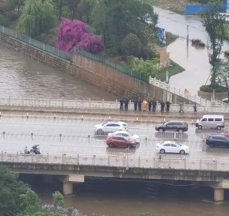 云南昆明一女子驾车坠河不幸身亡,导致坠河事故的原因是什么?