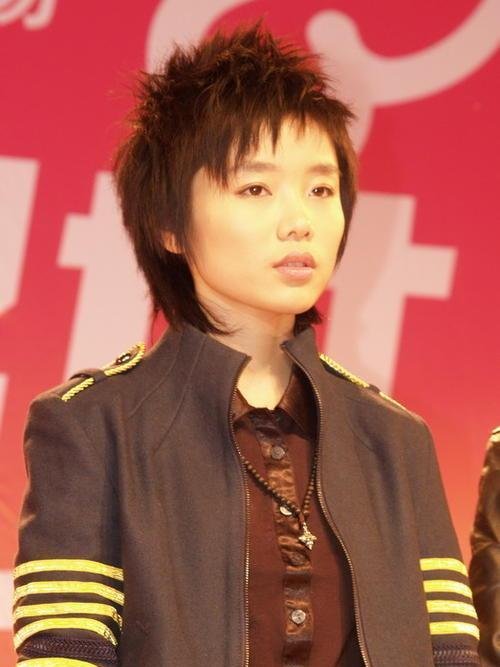 许飞年少北漂不惧怕，百万负债压不垮，她是真正的超女，你怎么看？