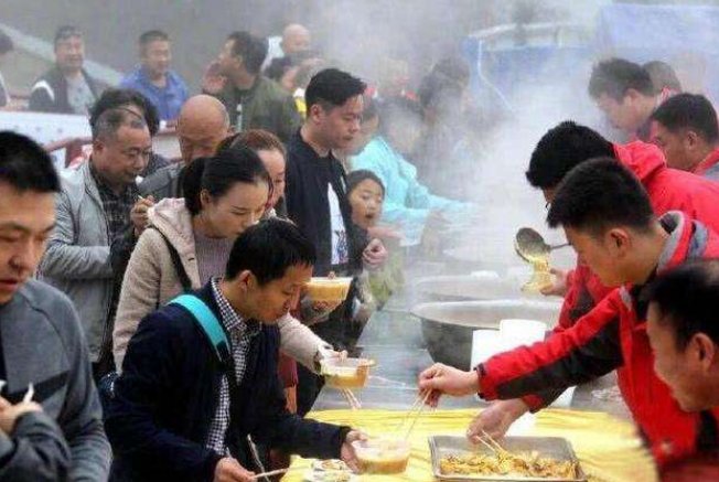 上千人排队，河南老君山的一元午餐又来了，一块钱的午餐吃的都是啥？