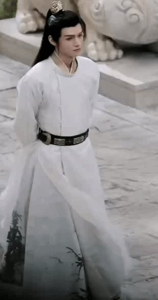 迪丽热巴晒夏日裙装plog，她最近有什么待播的新剧吗？