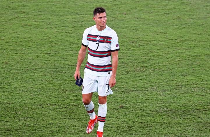 C罗赛后怒摔队长袖标，这个画面有多令人心疼？