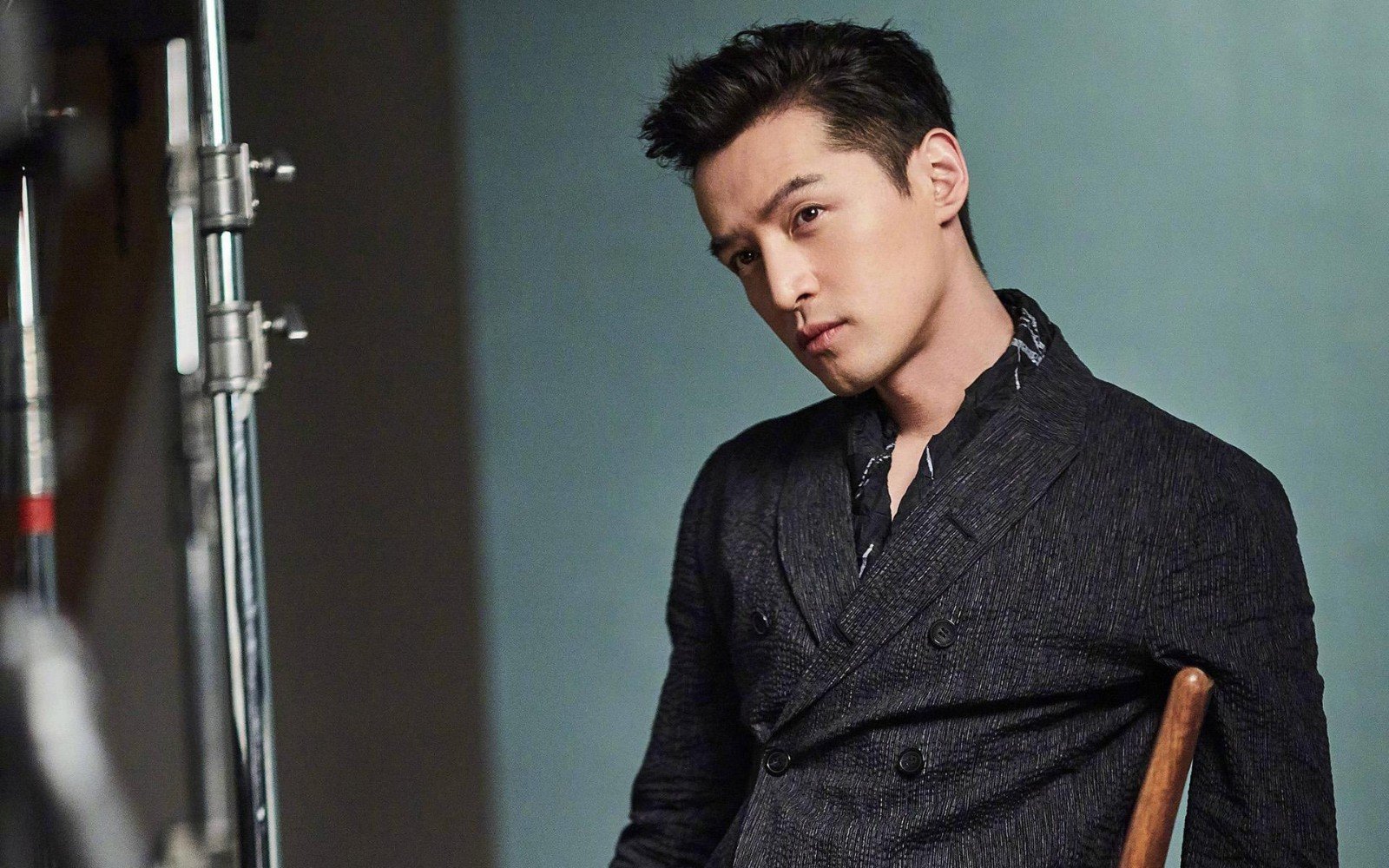 胡歌现身直播间滤镜下变蛇精脸，直播下的滤镜有多强？