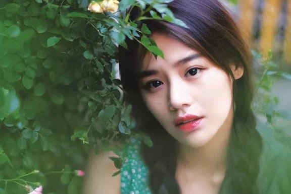 周冬雨出席马思纯《断·桥》首映现场，她们二人曾合作过什么作品？