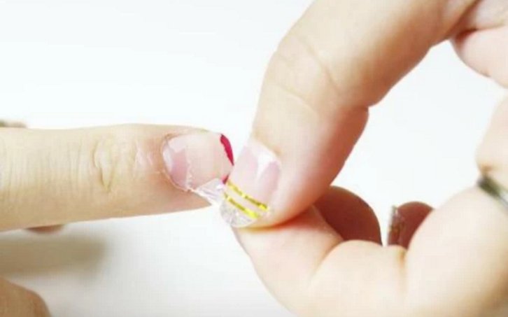 美甲技巧,刚贴的美甲片怎么取下来?