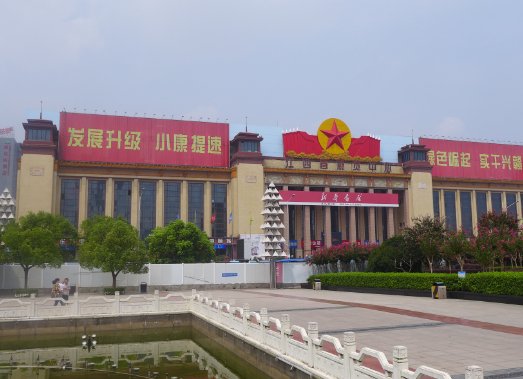 南昌八一广场的建设历史是什么？