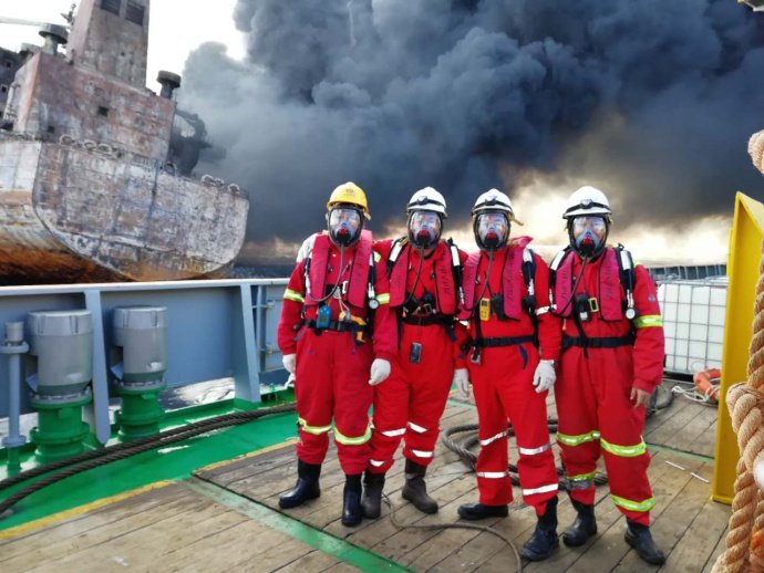 登上燃烧桑吉船的是谁？为什么说他们是真正的勇士？