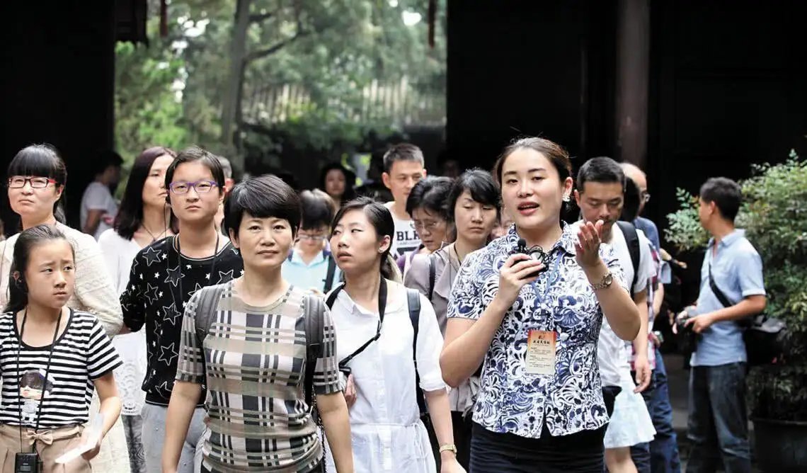 导游无团可带，有人转行卖保险年入60万，其他旅游从业者们是如何自救的？