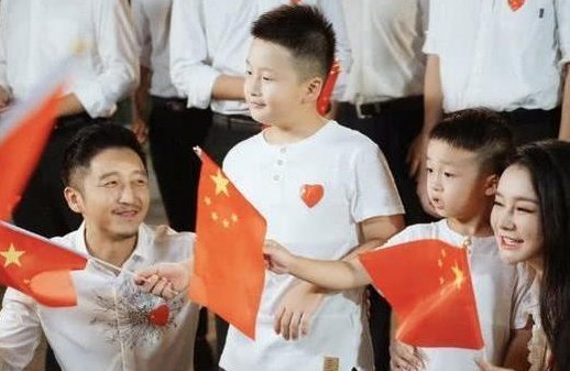 拳王邹市明三胎儿子照片曝光,他该有多幸福?