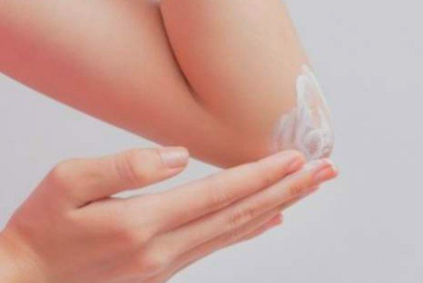 为什么手肘关节处上的皮肤颜色更深而且很粗糙?