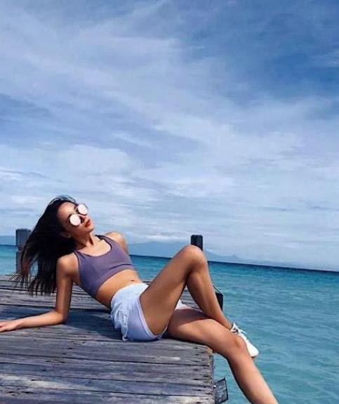 体操冠军鲍语嫣因身材长相走红,巅峰时进入娱乐圈,现沦落成了网红吗?