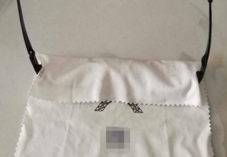 眼镜应该怎么放在眼镜盒里？