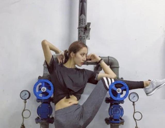 体操冠军鲍语嫣因身材长相走红,巅峰时进入娱乐圈,现沦落成了网红吗?