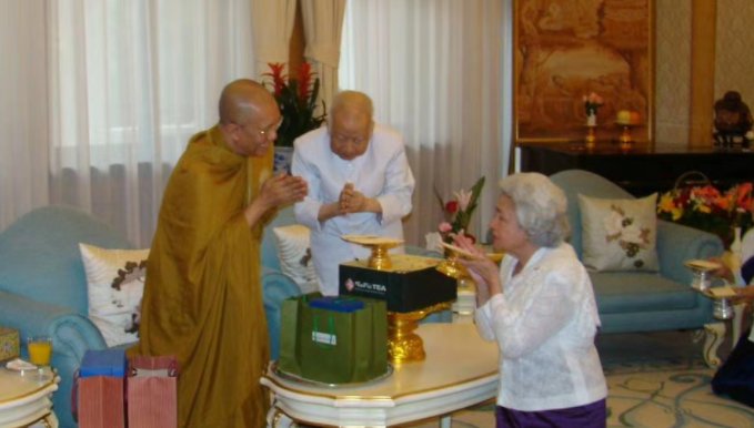 柬埔寨国王西哈莫尼的母亲是谁