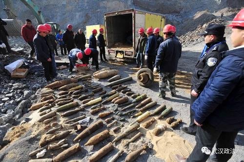 南京一小哥在工地挖到一枚废旧炮弹,并将其拉到派出所,民警是如何处理的?